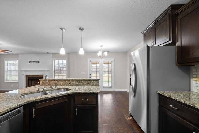 Building Photo - Pet Friendly Three Bedroom in Rossview!