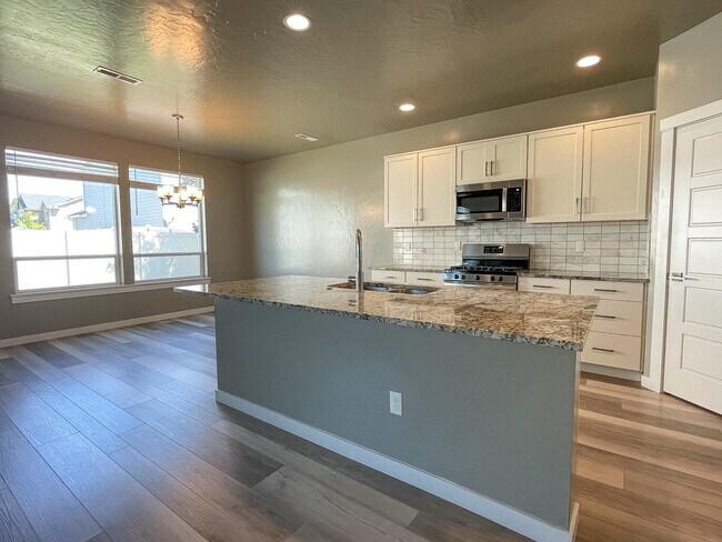 Building Photo - 2592 E Blackstone Dr