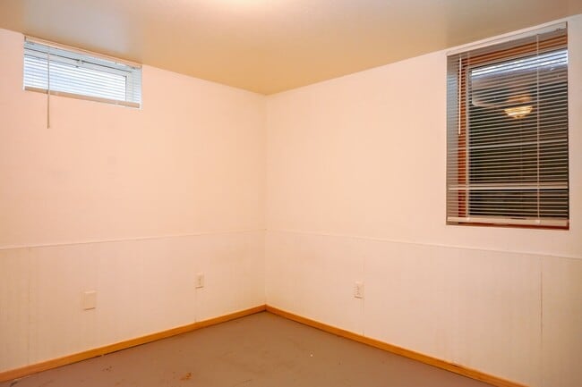 Building Photo - Huge 5 Bed 2 Bath Home for Rent! Great Loc...
