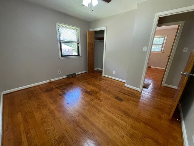 Building Photo - Beautiful 3 bedroom house with wood floors...