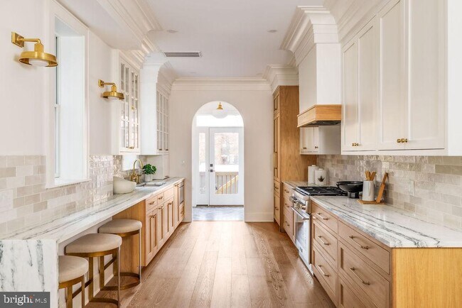 Building Photo - 2460 Ontario Rd NW