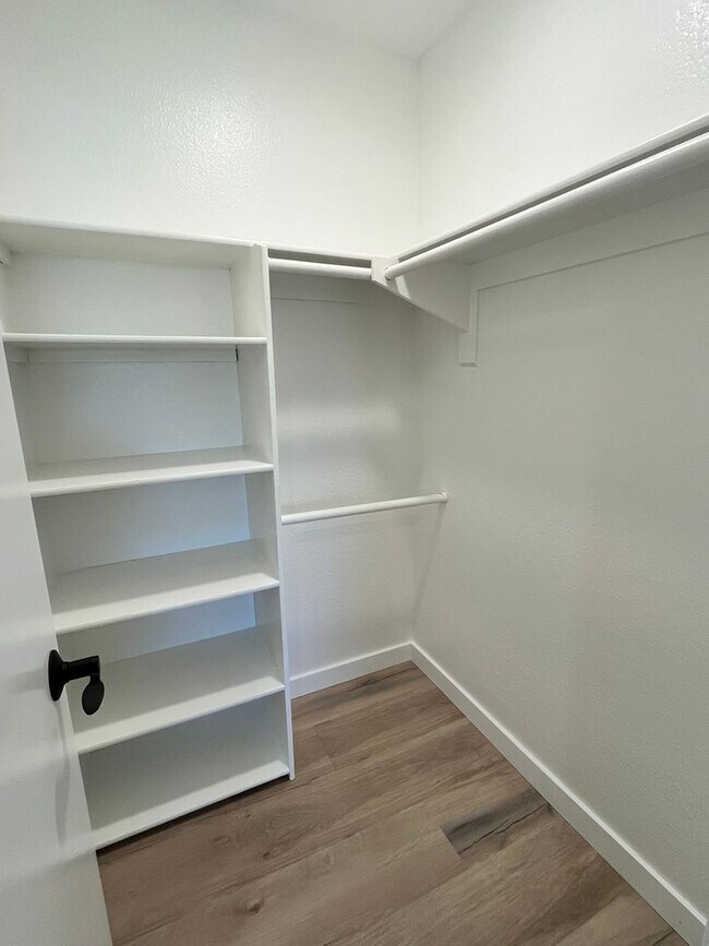 Building Photo - PRICE REDUCED!  Remodeled Ground Level Condo in MV!