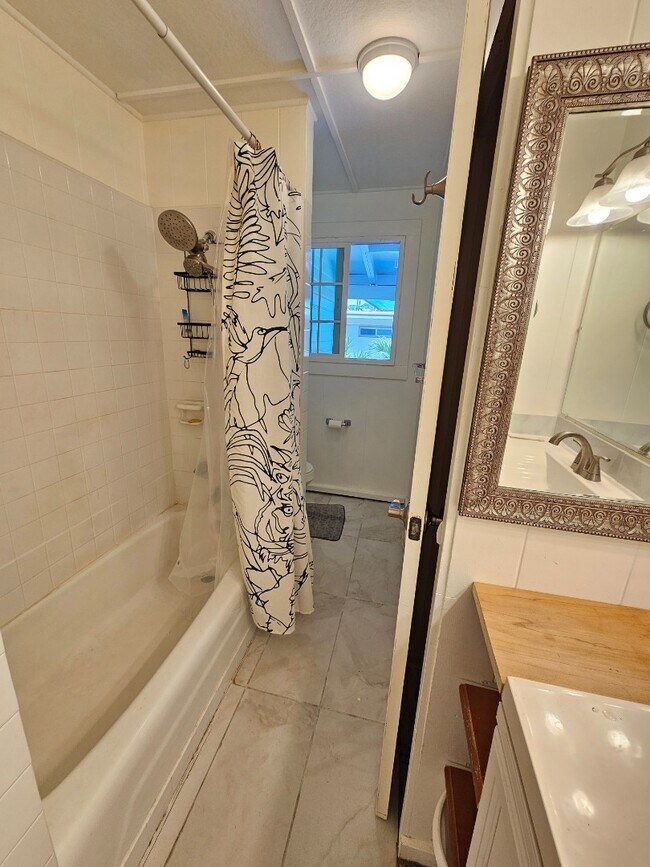 Building Photo - 3-Beds, 1.5-Bath Apartment with One tandem driveway parking space.