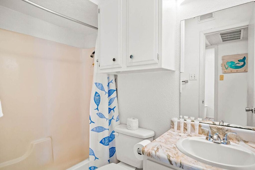 Building Photo - 2025 Eleventh Street-SI FL1-ID1023252P