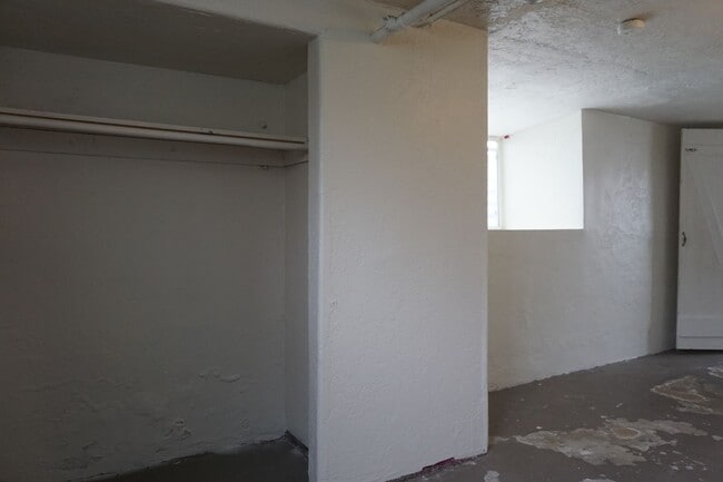 Building Photo - 3 Bedroom Taylorville.