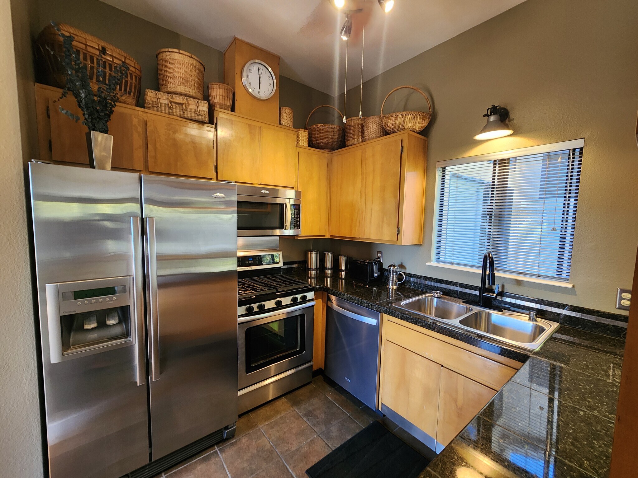 Kitchen with High ceilings and 3-speed fan - 7909 Caminito Dia