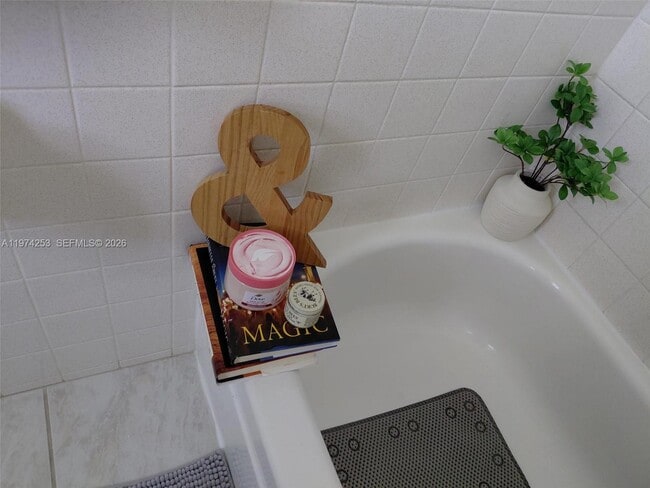 Building Photo - 1431 SW 24th Ct