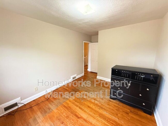 Building Photo - 347 Martingale Ave