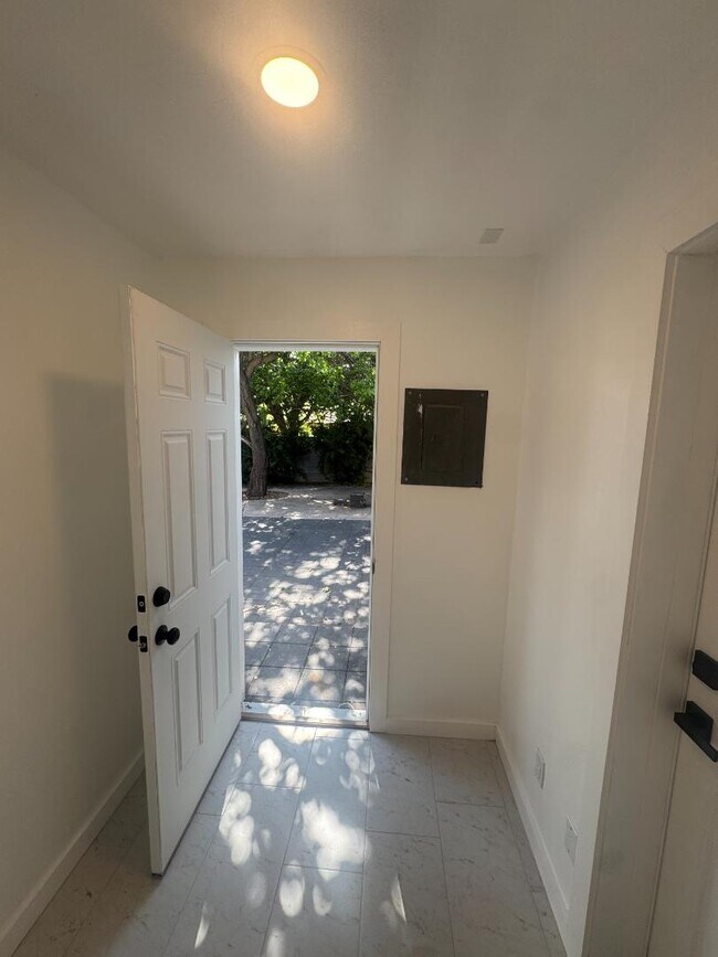 Building Photo - 11216 Baja Dr NE