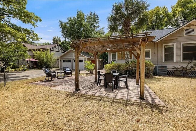 Building Photo - 2 Bed 2 Bath House in Duckpond with 2 Car Garage!