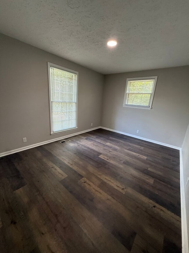 Building Photo - 3 BR 2 Bath Brick home