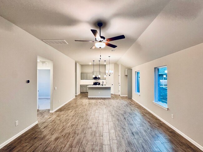 Building Photo - Stunning New Home