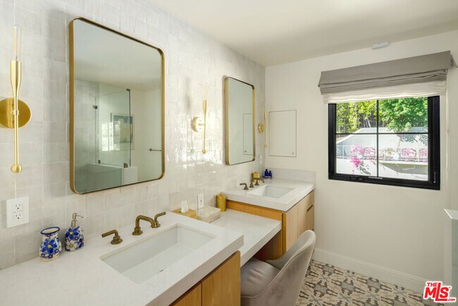 Building Photo - 7651 Willow Glen Rd