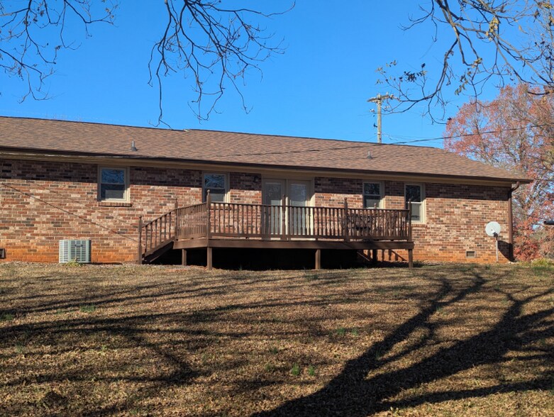 Building Photo - 201 Acorn Dr