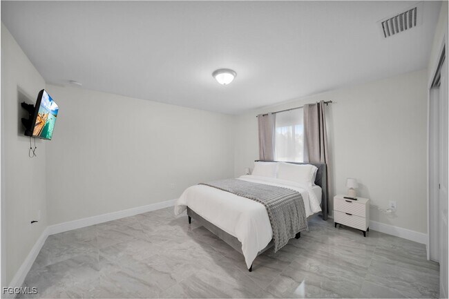 Building Photo - 901 Albany Ave