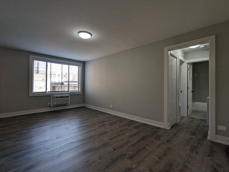 Building Photo - 530 W Surf St