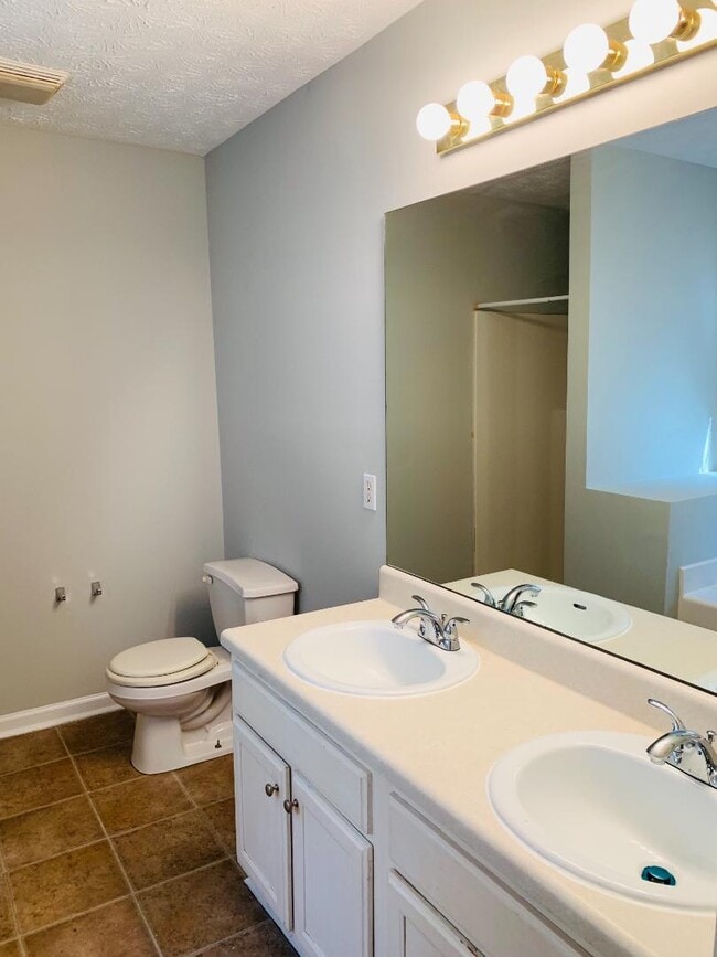 Building Photo - 2440 Bethune Cir