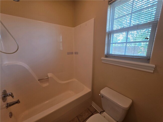 Building Photo - 302 Cross Creek Dr