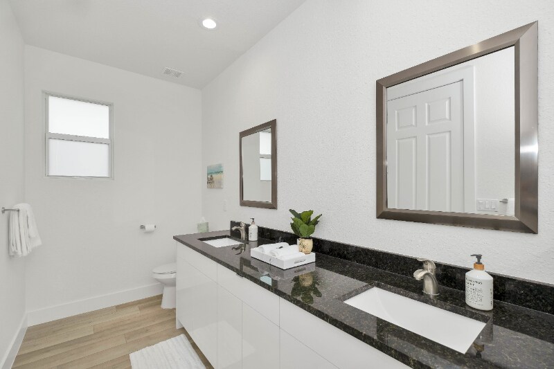 Building Photo - 3043 Jeannin Dr