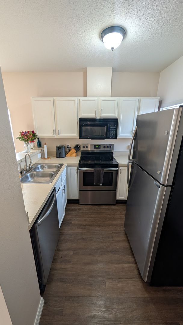 Building Photo - In the Heart of Down Town Orlando, 3 bedrooms house with lawn care service included