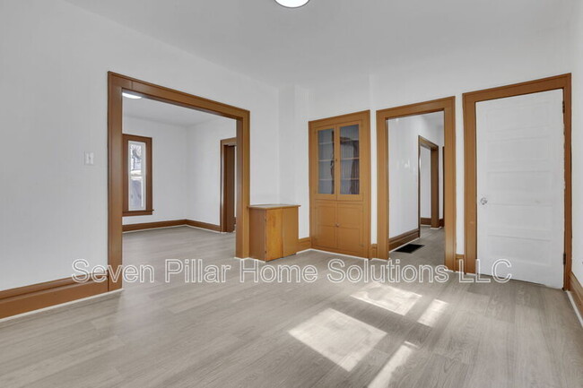 Building Photo - 121 S Terrace Ave
