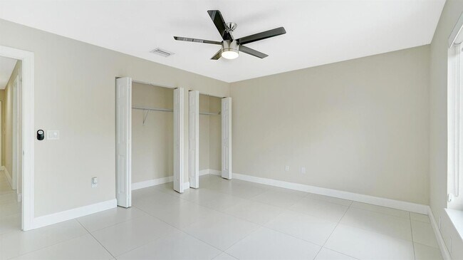 Building Photo - 1412 NE 53rd Ct