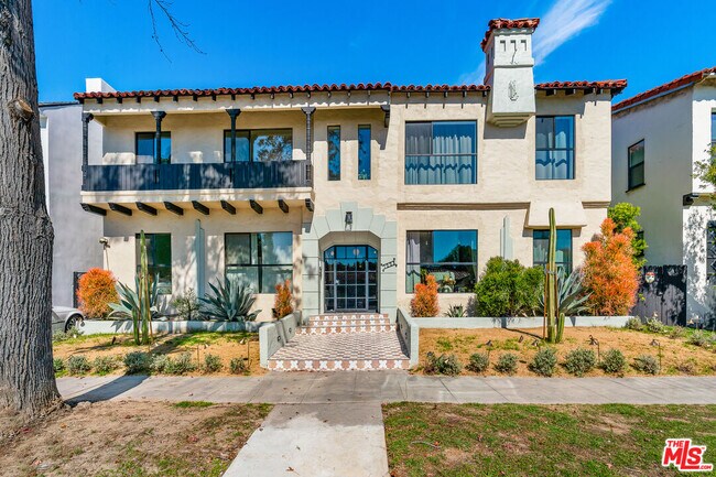 Building Photo - 7229 Willoughby Ave