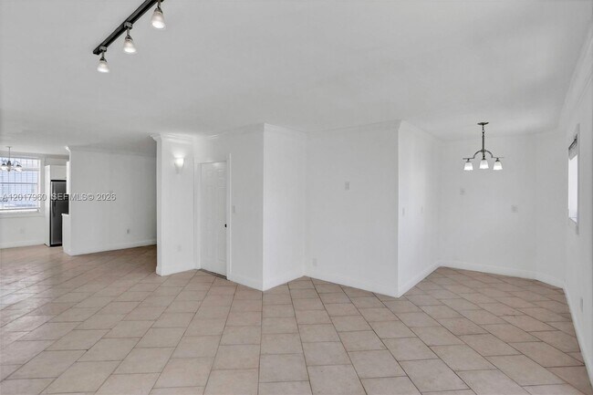 Building Photo - 713 Collins Ave