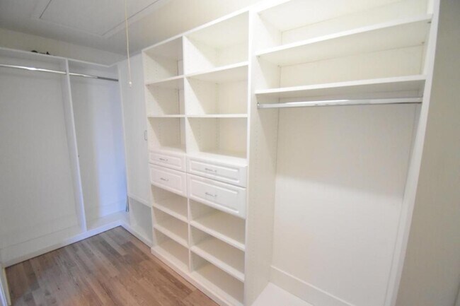 Building Photo - 6827 Braddock Ln