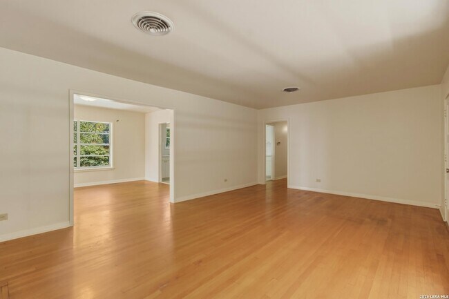 Building Photo - 207 Canyon Dr