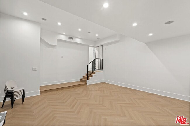 Building Photo - 9684 Wendover Dr