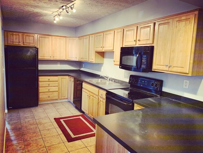 Building Photo - Spacious 3-Bedroom Ground-Floor Condo with...