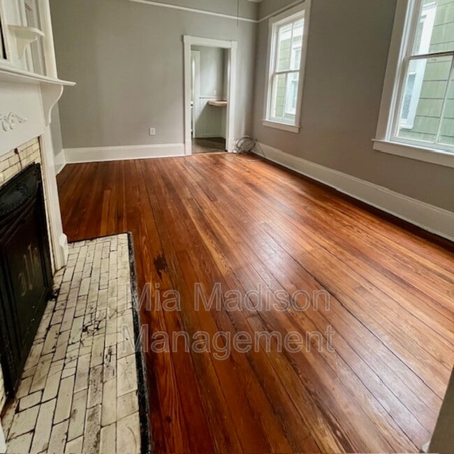 Building Photo - 123 E 40th St