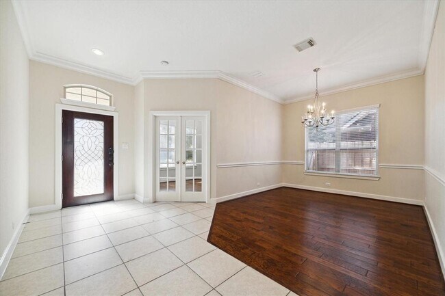 Building Photo - 910 Floriencia St