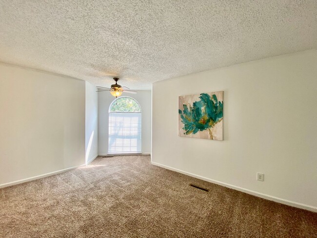 Building Photo - Updated Chimney Hill Condo Available 03-25...