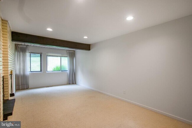 Building Photo - 3406 Woodvalley Dr