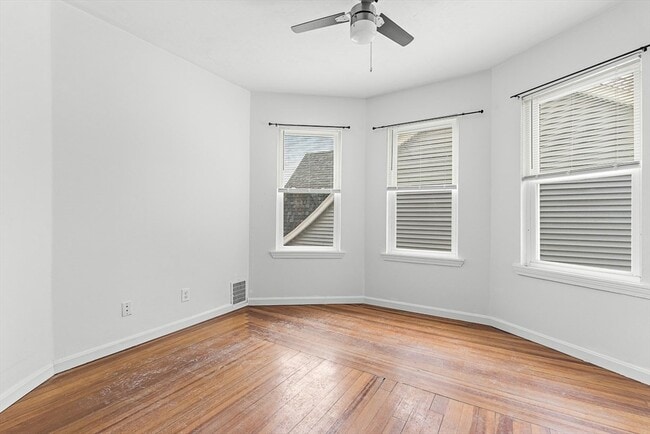 Building Photo - 18 St Clair St