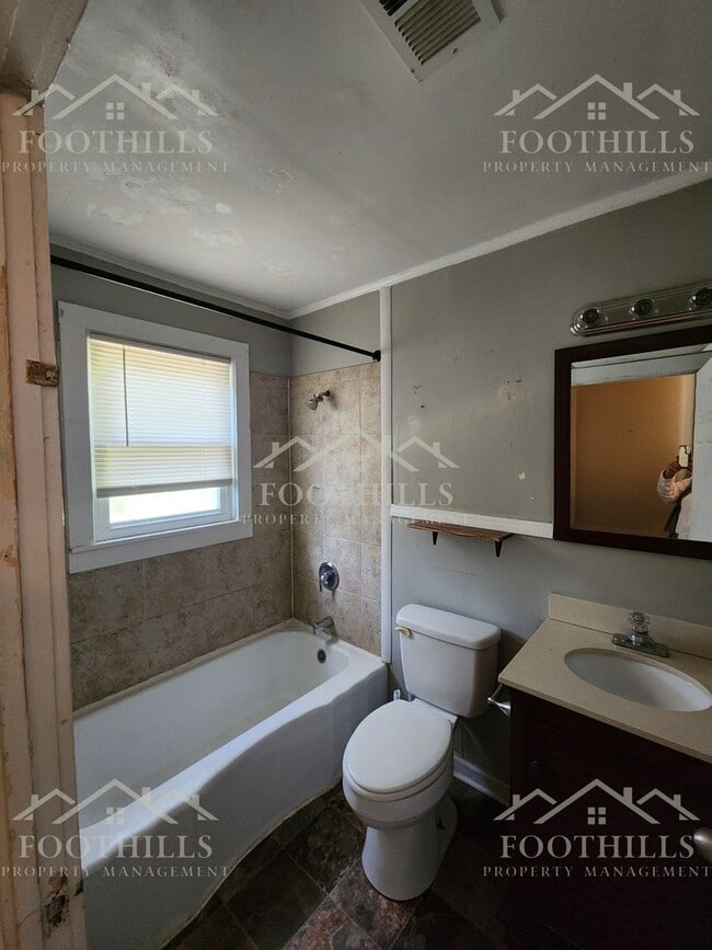 Building Photo - 1917 Inman Dr