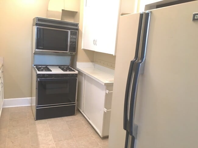 Building Photo - NOT AVAILABLE FOR SHOWING UNTIL MID MAY Home with Beautiful Tuscawilla Park as your yard.