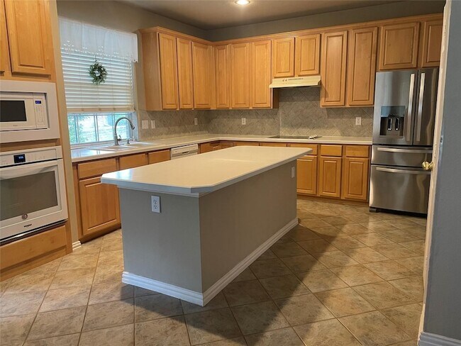 Building Photo - 2016 Deer Path Ct