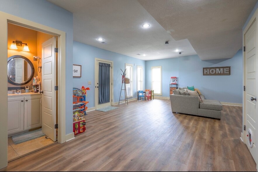 Building Photo - 10111 N Tullis Dr