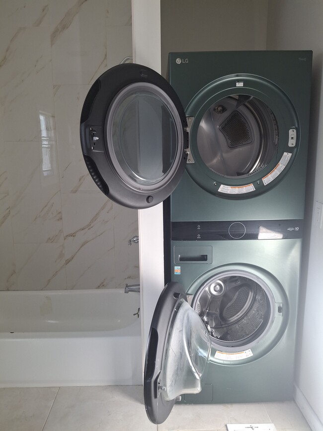 Building Photo - 400 Orange St