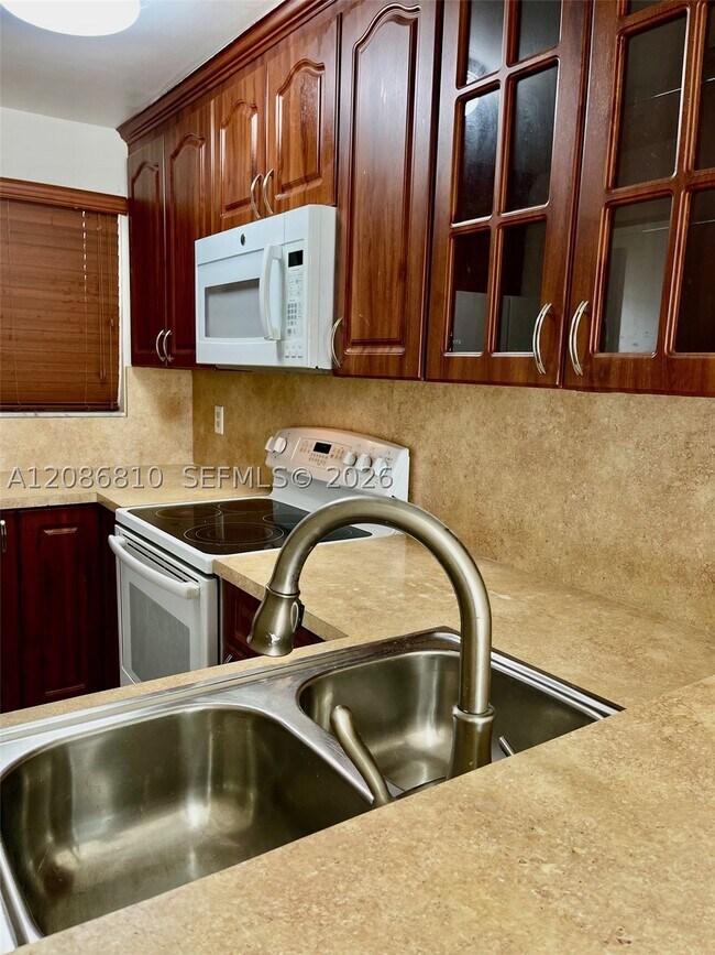 Building Photo - 1035 W 77th St