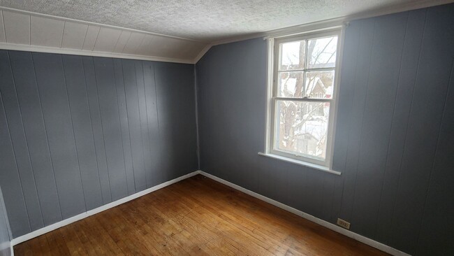 Building Photo - Cozy 3 bedroom Cape Cod with attached gara...