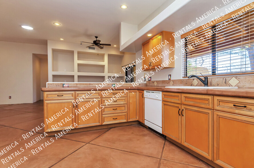 Building Photo - 1711 N Baxter Dr