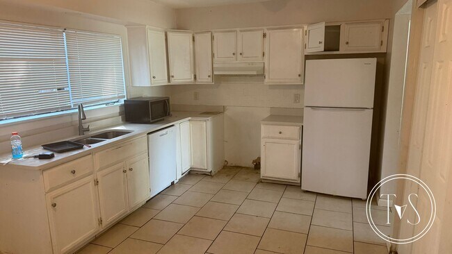Building Photo - RATE DROP ALERT (was $1590/month)!