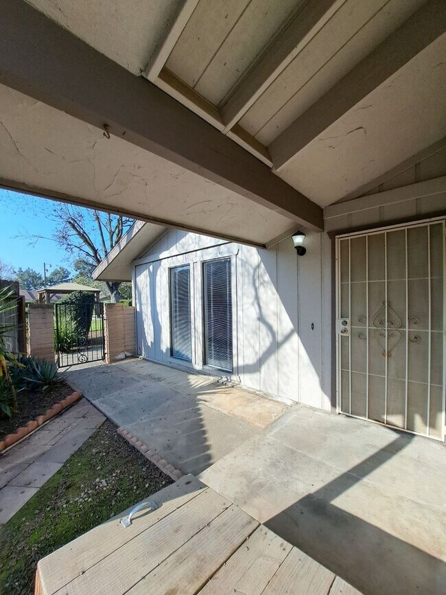 Building Photo - 4593 N Emerson Ave