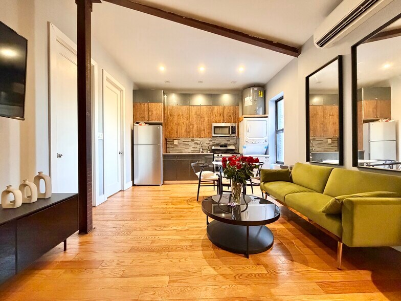 Building Photo - Furnished room/NOT APARTMENT