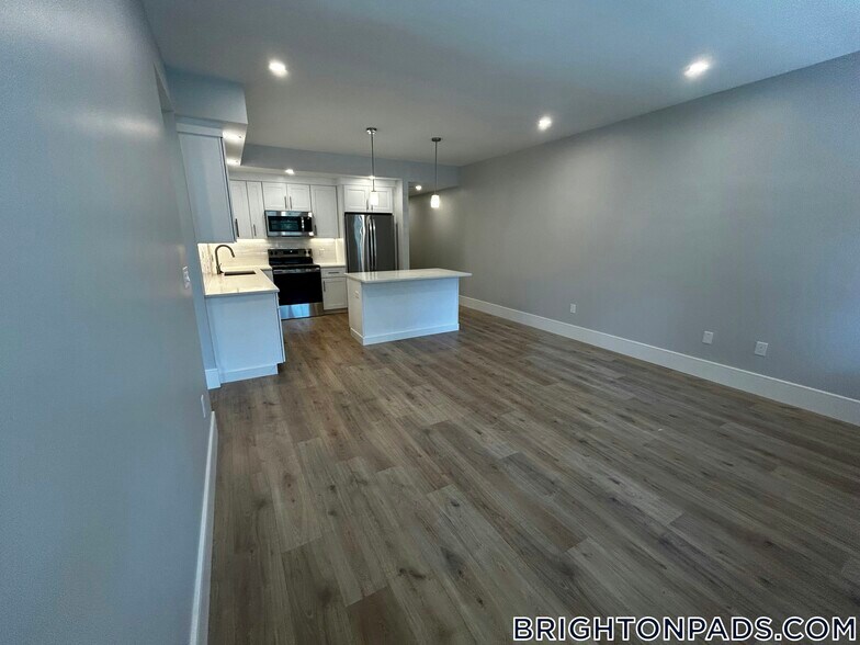 Building Photo - 124 Kenrick St