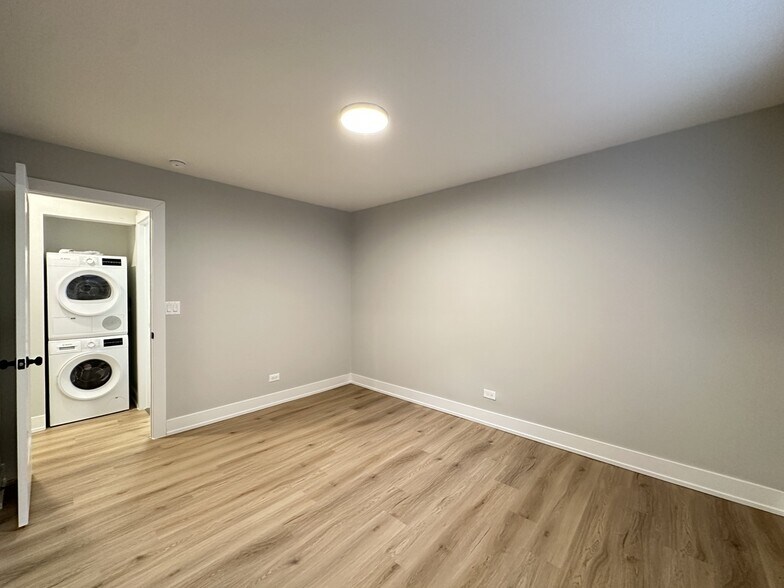 Building Photo - 531 W Aldine Ave